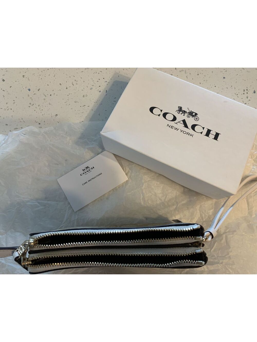 Coach Wristlet Iconic Signature Pattern - Picture 5 of 5